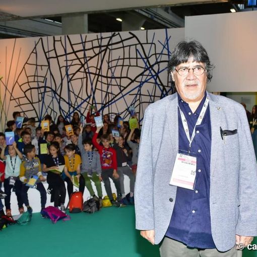 Luis Sepúlveda incanta il Salone del Libro, lo scrittore incontra i bambini: &quot;Ricordatevi che vola solo chi osa farlo&quot;