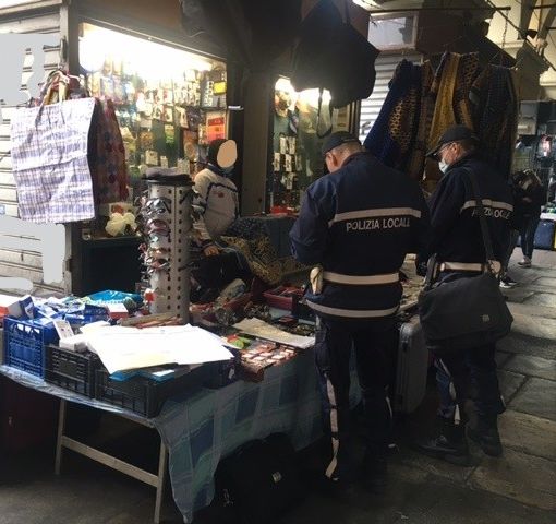 Chiusi quattro chioschi interpilastro sotto i portici di via Nizza, oltre 22 mila euro di sanzioni