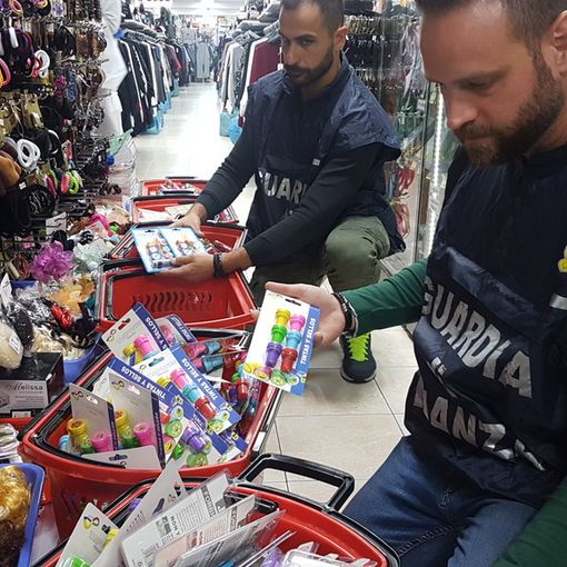 A Bussoleno oltre 4 mila prodotti non a norma sequestrati in un emporio