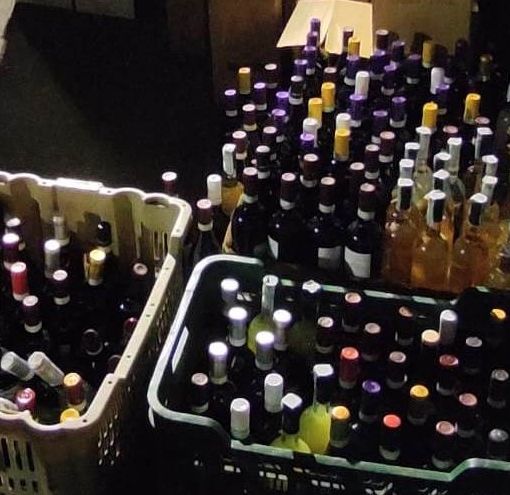 Vini e liquori non pagati: 20 indagati e 4mila bottiglie sequestrate. Truffati una cinquantina di imprenditori