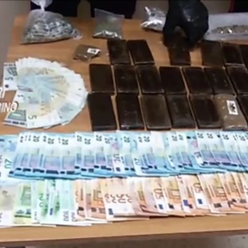 Banchette, giovane insospettabile sorpreso in casa con 3 kg di hashish e novemila euro in contanti: arrestato dai carabinieri