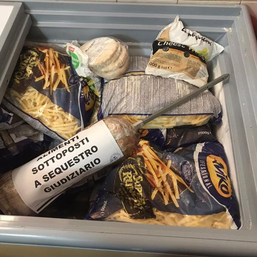 La municipale sequestra alimenti scaduti e chiude un kebabbaro in corso Vittorio