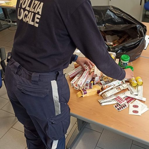 Porta Palazzo, i vigili sanzionano e denunciano una donna per commercio abusivo di farmaci