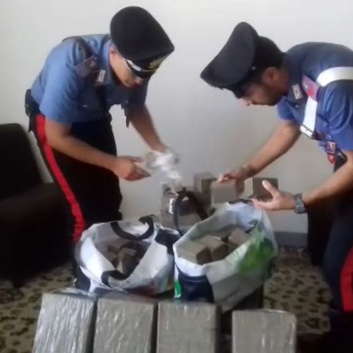 In auto a Torino con 160 chili di hashish: un arresto