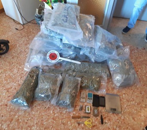 Blitz contro un'occupazione abusiva, ma nell'alloggio trovano 22 chili di droga