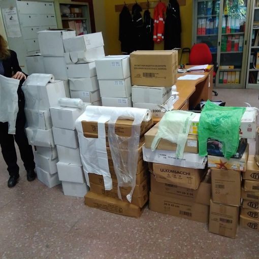 Sessantamila borse contraffatte sequestrate al mercato di piazza della Vittoria: marocchino multato per 10mila euro