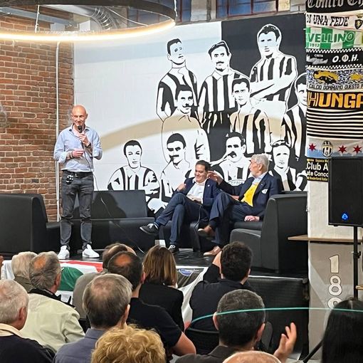serata in pubblico con relatori