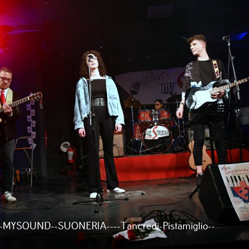 giovani talenti che si esibiscono sul palco