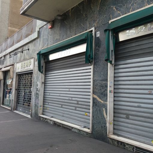 I commercianti di Santa Rita chiudono bottega: pochissimi i negozi aperti attorno alla piazza [FOTO]
