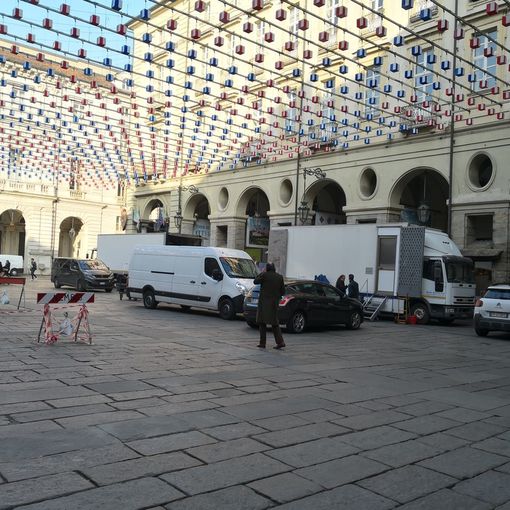 La piazza del Comune di Torino set a cielo aperto per &quot;Gli uomini d'oro&quot;
