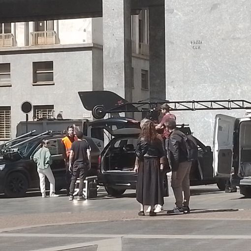 Macchine da presa in piazza Cln
