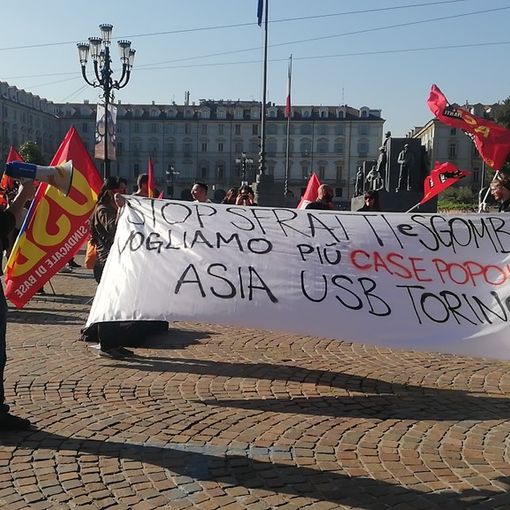 Stop agli sfratti, manifestazione davanti alla Prefettura: a Torino nel 2017 più di 2.700 sgomberi (VIDEO)