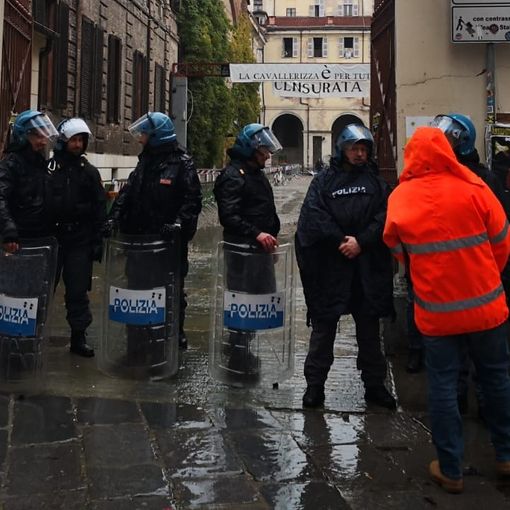 Sgombero &quot;dolce&quot; alla Cavallerizza Reale: presidio dei riders [VIDEO]