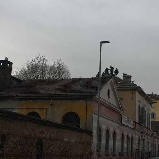 Sgombero dell'Asilo Occupato di via Alessandria: una decina di persone sul tetto e proteste nelle strade (FOTO e VIDEO)