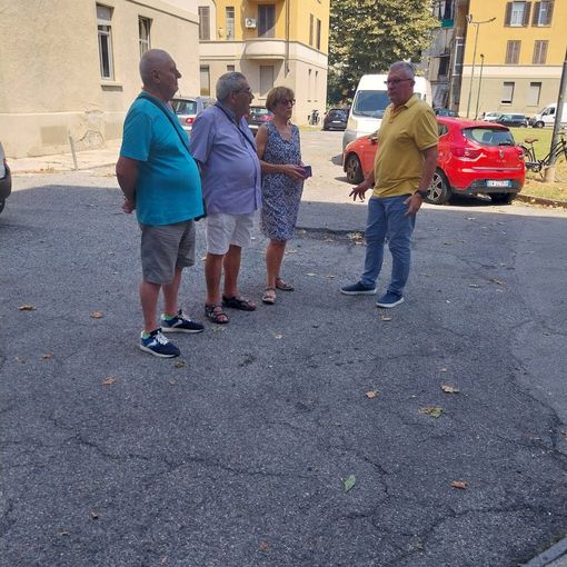 persone in un cortile