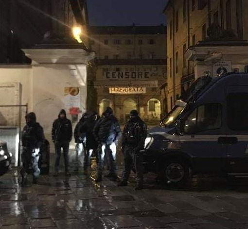 Cavallerizza, è in corso lo sgombero degli ultimi occupanti. Ma i militanti di Casa RiderZ fanno resistenza
