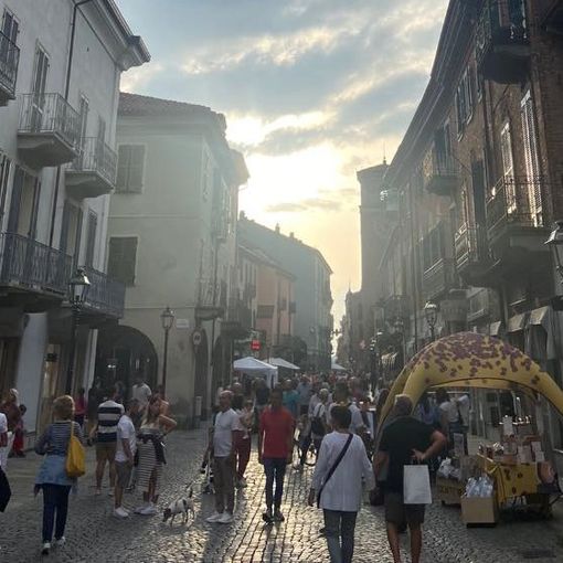 Con la primavera a Chivasso torna “Shopping ed aperitivo in musica”,