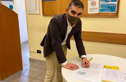 la firma del sindaco di Chieri Alessandro Sicchiero