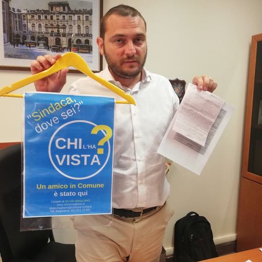 Torino: colloca un appendino per protesta, multa da 422 euro per il consigliere Magliano (VIDEO)