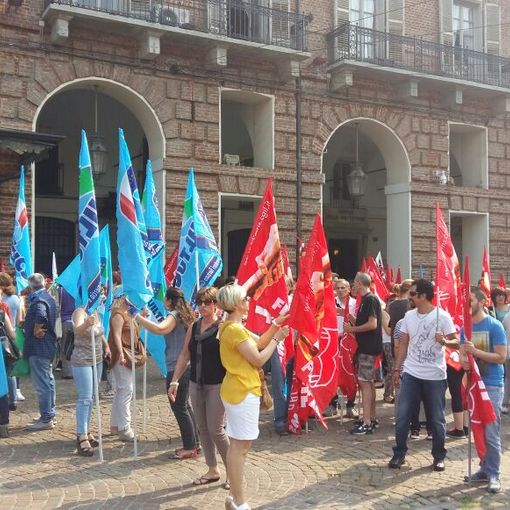 Torino, manifestazione davanti alla Prefettura: &quot;Contratti scaduti dal 2013&quot;