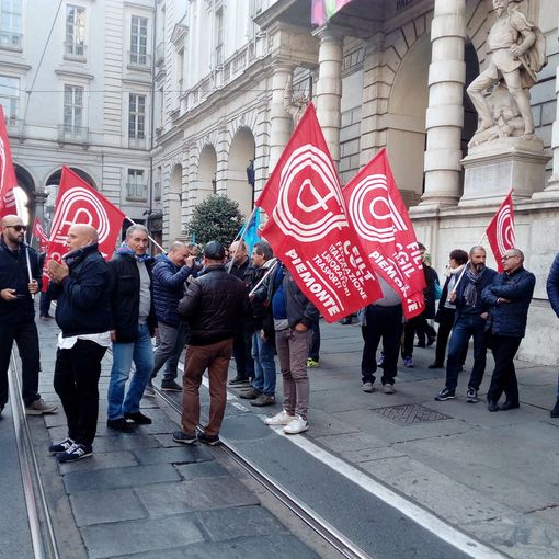 &quot;Vergogna, vergogna&quot;: una sessantina di dipendenti Gtt manifestano sotto il comune di Torino