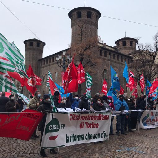 L’esercito di lavoratori dei servizi pubblici in piazza: “Lo Stato? Il maggior datore di lavoro precario del Paese” [VIDEO]