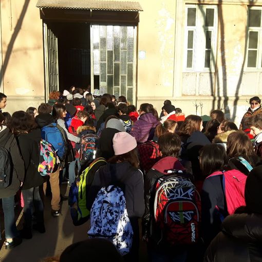 Sit-in di protesta di genitori, maestre e alunni della Manzoni contro il ritorno dell'ex dirigente