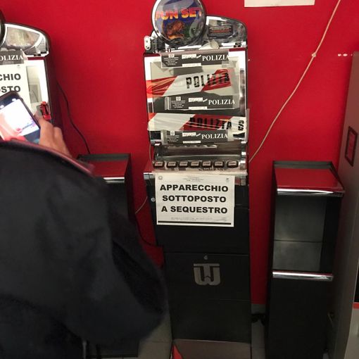 Sequestrate due slot machine in un bar di corso Turati