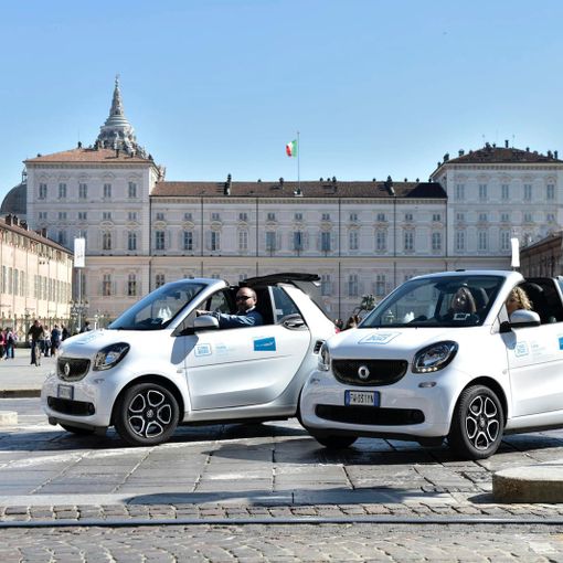 Da oggi per le strade di Torino 50 nuove smart cabrio in sharing