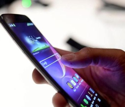 Ruba due telefoni e poi li va a rivendere in un negozio di Moncalieri: denunciato