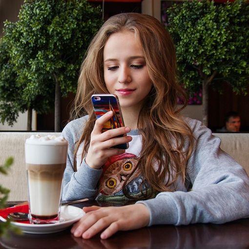 giovani e smartphone - foto di repertorio