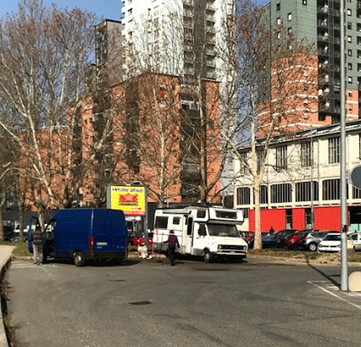 Da via Reiss Romoli al parcheggio dello Snos: i nomadi sgomberati si sono solo spostati?