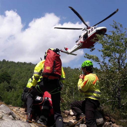Alpette, il Soccorso Alpino recupera la salma di un uomo vicino ad un salto di alcuni metri