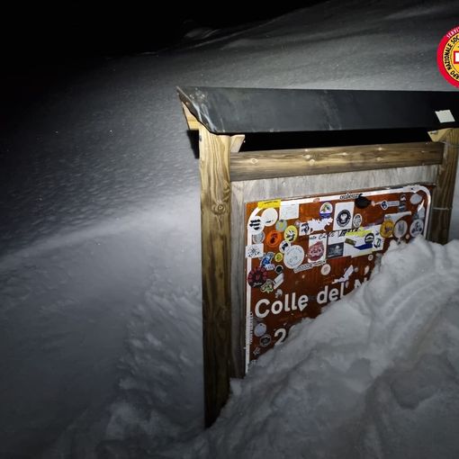 soccorso alpino in azione nella neve
