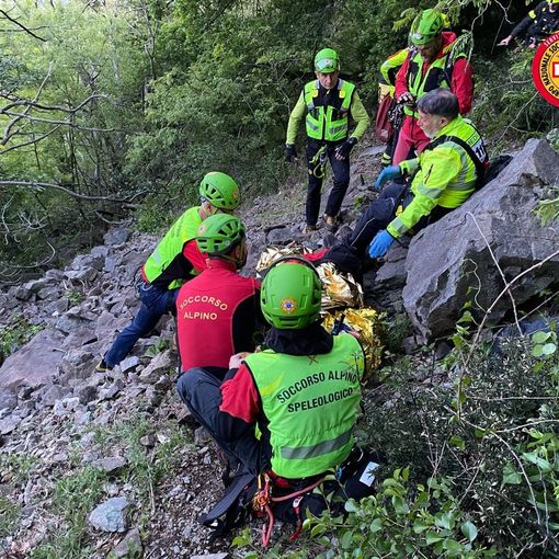 Escursionista precipita in una zona impervia sopra Chiaverano: per salvarla intervengono Soccorso Alpino e Vigili del Fuoco