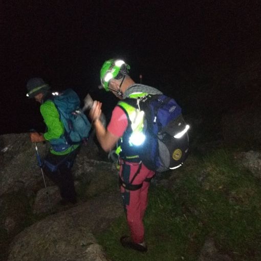 Uomini del soccorso alpino in azione