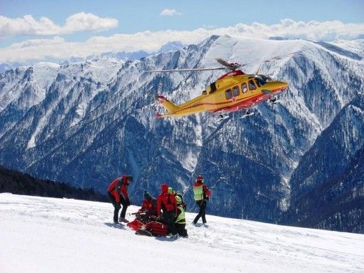 soccorso alpino in azione dopo una valanga