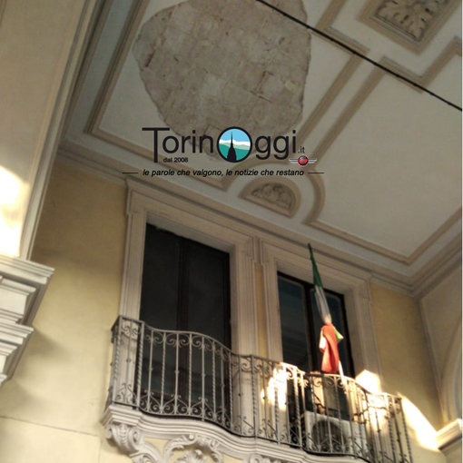 Attimi di paura in via Sacchi: crolla un pezzo di intonaco sotto i portici [FOTO]