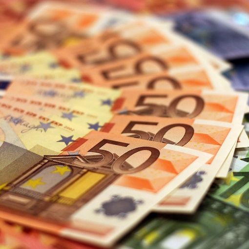Piazza Bernini, uomo in fuga getta nella spazzatura un &quot;bottino&quot; di gioielli e 123mila euro in contanti