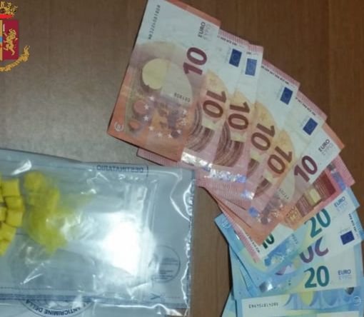 Torino: nasconde le dosi di crack nella della luce di cortesia della sua auto