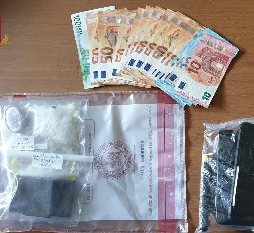 droga e materiale ritrovato da Polizia