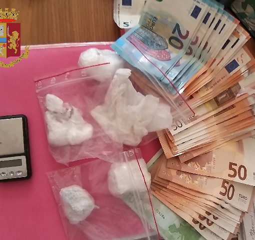Nasconde in casa droga e 2000 euro: arrestato pusher in corso Taranto