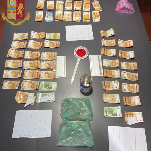 Soldi sequestrati disposti su un tavolo