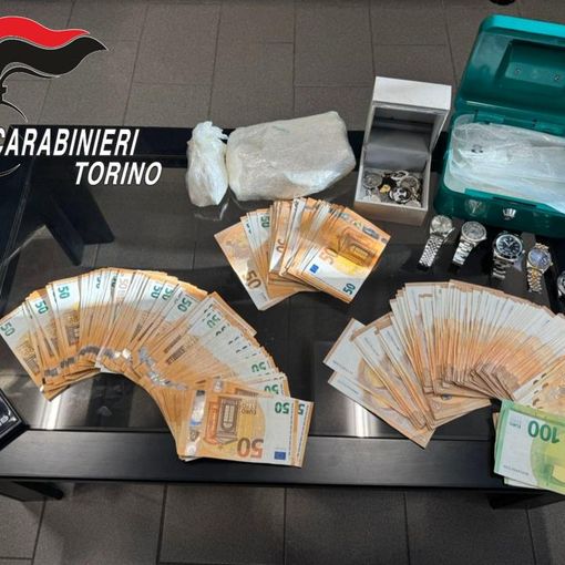 Nel laboratorio confezionava droga e Rolex falsi: 36enne arrestato a Nichelino