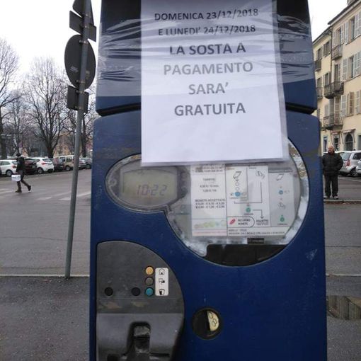 Pinerolo, sosta gratuita domenica 23 e lunedì 24: lo dice un avviso appiccicato sul parcometro