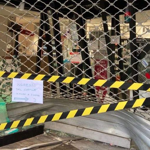 Tentano la spaccata, ma l'arrivo di una volante li costringe alla fuga (foto d'archivio)