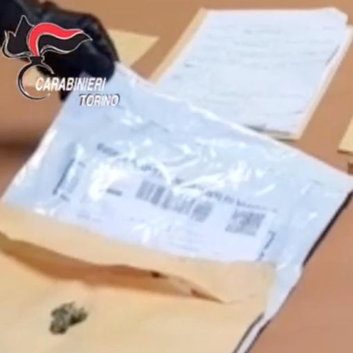 Lo spacciatore-postino preparava la dose e poi la spediva già impacchettata: un arresto a Trana