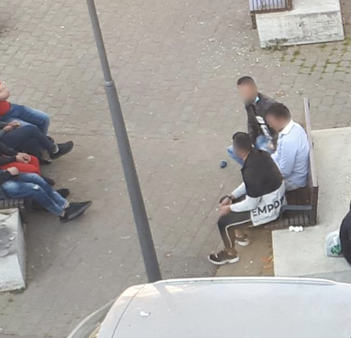 Largo Giulio Cesare, spaccio 24 ore al giorno: “Il bivacco dei pusher continua anche in emergenza sanitaria”