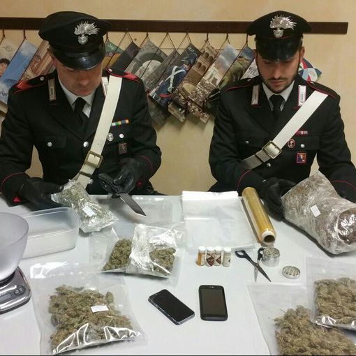 Un chilo di marijuana nascosta in camera da letto: arrestato un 19enne