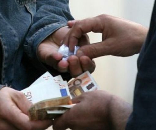 Pusher di 26 anni già condannato per droga nuovamente arrestato dalla polizia